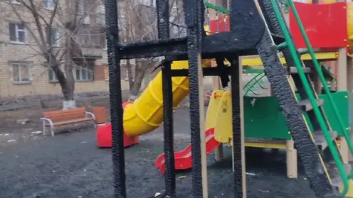 В Красноярске загорелась детская площадка