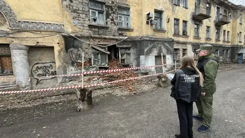 Аварийный дом частично обрушился в Новокузнецке