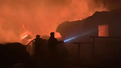 В Канском районе загорелось здание на территории деревообрабатывающего предприятия
