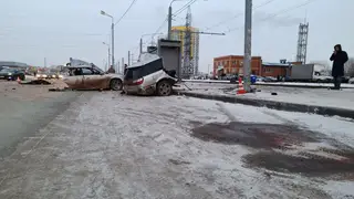 Автомобиль разорвало на части при столкновении с опорой в Новосибирске