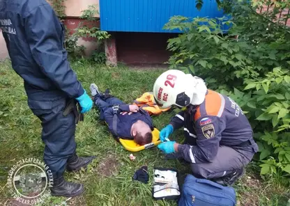 Житель Томска пытался попасть в квартиру к дочери по водосточной трубе и сорвался