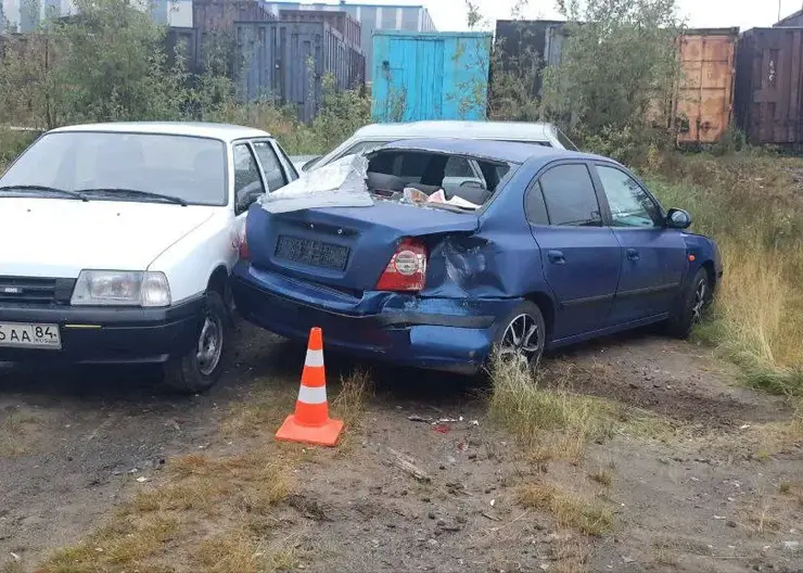 В Дудинке 20-летний юноша наехал на припаркованные автомобили и скрылся