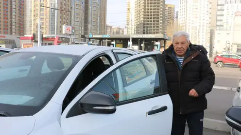 Соцфонд выдал специальные автомобили жителям Красноярского края, пострадавшим на производстве