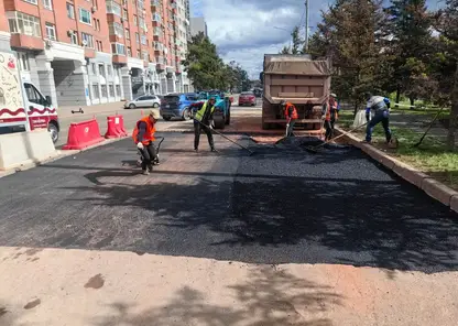 В Красноярске начали асфальтировать участок провала на ул. Дубровинского