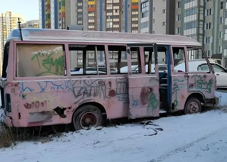 Брошенный на улице в Красноярске автобус вывезут после жалоб горожан
