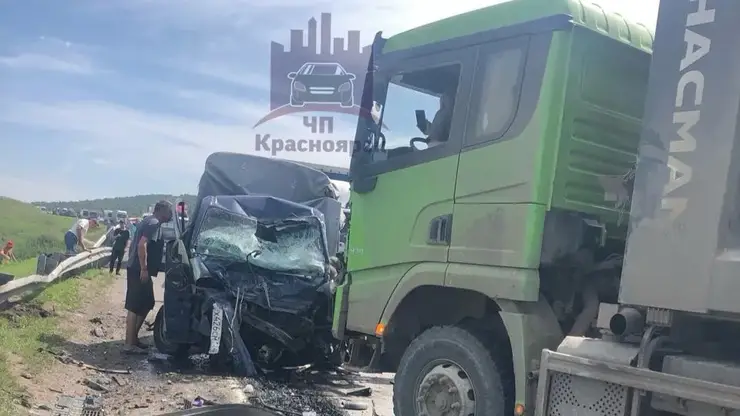 Грузовик врезался в автокран под Красноярском. Водители госпитализированы