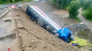 Фуру с арбузами вытаскивают из кювета в Иркутской области: на трассе многокилометровая пробка Фуру с арбузами вытаскивают из кювета в Иркутской области: на трассе многокилометровая пробка