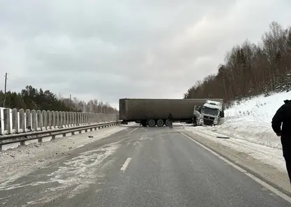 Движение временно ограничили на федеральной трассе в Красноярском крае из-за ДТП с большерузом