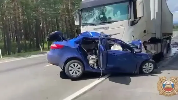 Трое погибли в лобовом столкновении легковушки с грузовиками на трассе «Сибирь»