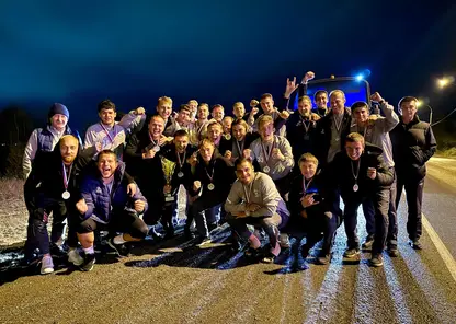 Томский «КВД-2» обыграл «Енисей-М» и взял серебро Третьей Лиги: футболистов наградили прямо на трассе под Ачинском