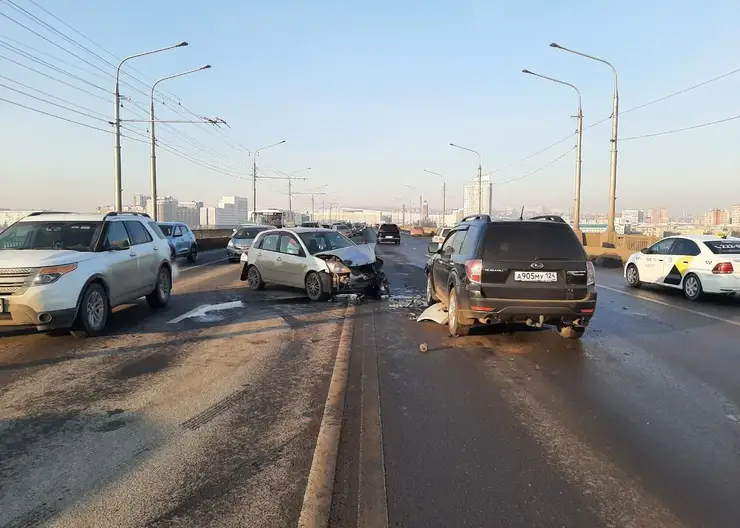 В ДТП с тремя машинами на Коммунальном мосту пострадал ребенок