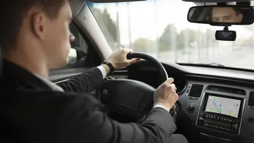 Таксист спас 90-летнюю бабушку от мошенников, доставив сумку с похищенными деньгами в полицию в Иркутской области