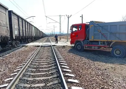 В Приморье грузовик выехал на железнодорожный переезд и врезался в поезд