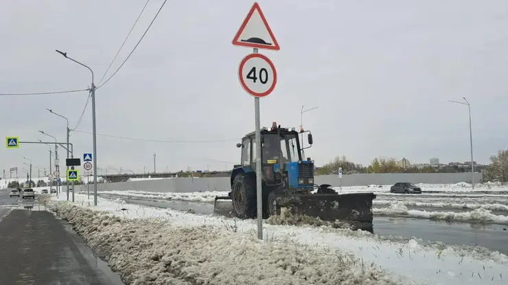 Омск накрыло снегом, 240 рабочих вышли на уборку