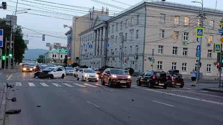 В центре Красноярска произошла авария с полицейской машиной