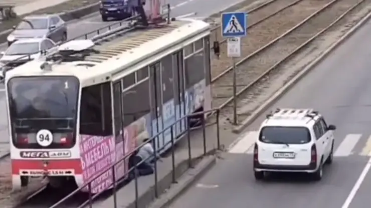 Мужчина упал под колеса трамвая и чудом остался жив в Улан-Удэ