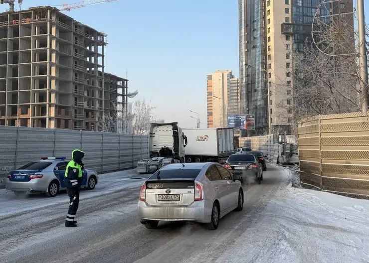 В Красноярске из-за ДТП с участием фуры ограничено движение возле Планеты