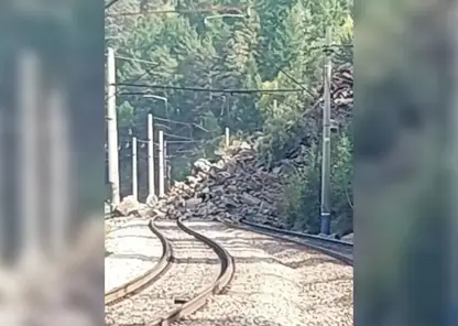 Скальная порода обрушилась на железнодорожные пути в Читинском округе