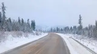 Зима пришла в октябре. В Ермаковском районе трассу замело снегом, утром там ожидается гололед