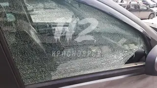 В Красноярске неизвестные расстреляли две машины из пневматики