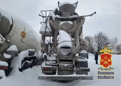 Пьяный кузбассовец в маске пытался сжечь автобетоносмеситель бывшего начальника