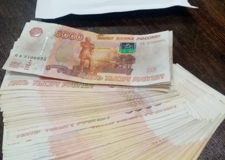 В Иланском районе иностранцы из кассы магазина украли 1,6 млн рублей