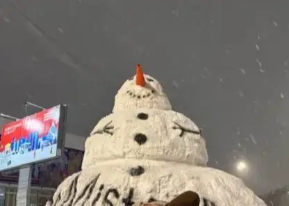 В Кемерове появился огромный двухметровый снеговик-достопримечательность
