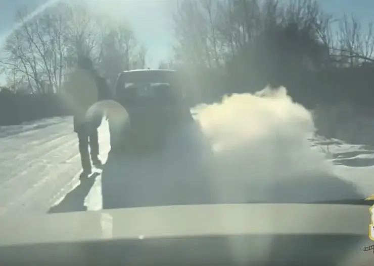 Полицейским в Иркутской области пришлось на ходу останавливать автомобиль, на котором пыталась скрыться наркосбытчица