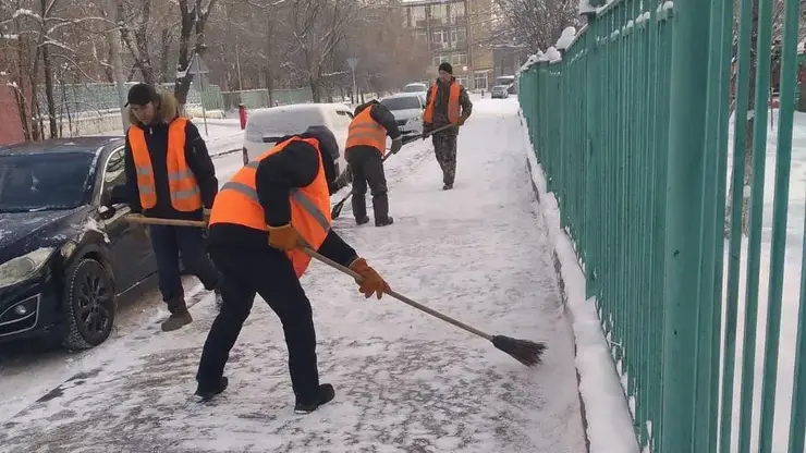 В Красноярске 250 человек ежедневно чистят улицы от снега и льда