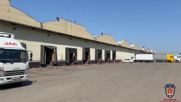 В Красноярске водитель фуры придавил мужчину воротами при разгрузке товара