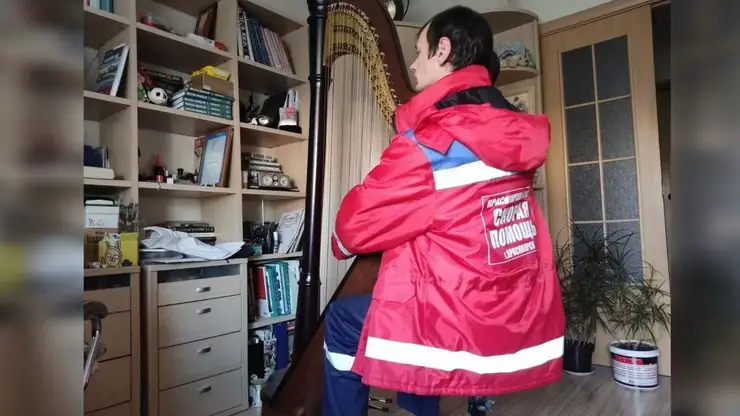 Молодой водитель скорой помощи из Красноярска покоряет сцену с арфой