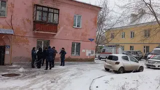 Потолок обрушился в подъезде двухэтажного дома в Красноярске