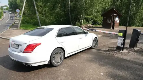 Шлагбаум у входа в нацпарк «Столбы» поставили снова после жалоб красноярцев на скопление машин