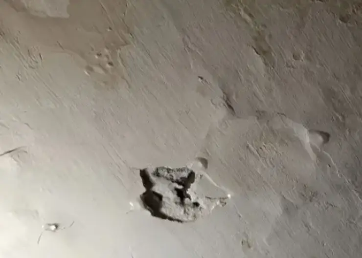 Потолок рушится, искры летят: жители красноярской пятиэтажки 7 лет живут в режиме «дождь в квартире»