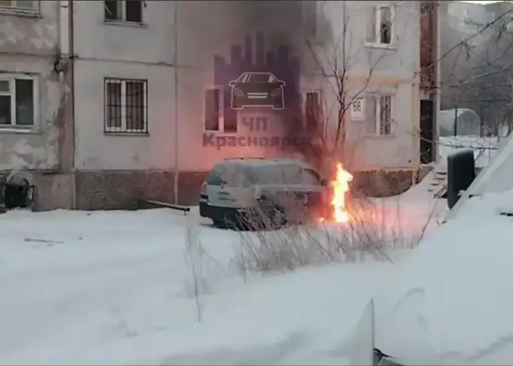 В Красноярске во дворе на Шевченко во время прогрева сгорела машина