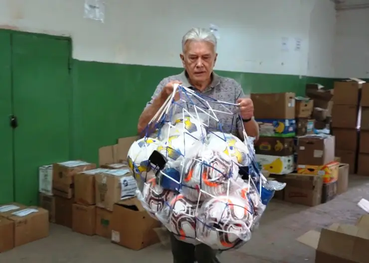 Депутаты от "Единой Росии" помогают собрать спортивный инвентарь и канцелярию для детей Свердловска