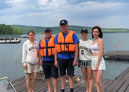 В Красноярском крае трех девушек на SUP-досках унесло на середину озера