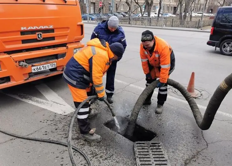 В Красноярске начали прочищать ливневые канализации