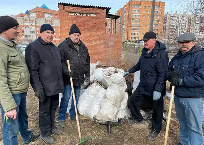 В Красноярске в Советском районе сотрудники 102 организаций убирали улицы