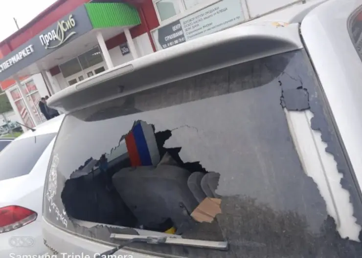 В Новосибирске вандалы разбивают стекла автомобилей и крадут ценные вещи