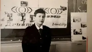 Глава Красноярска поздравил педагогов с Днём учителя и показал фото со школьной скамьи