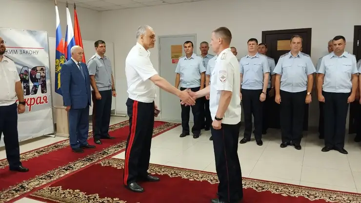 В Красноярске новый начальник краевой полиции наградил сотрудников