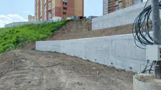 Две подпорные стены построили у крутого обрыва по улице 2-й Огородной в Красноярске