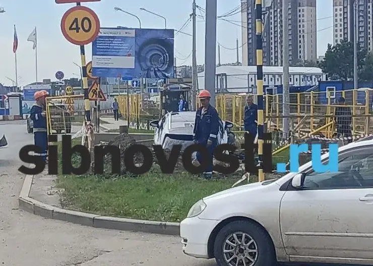 В Красноярске иномарка влетела в стройку метро и застряла в большой яме