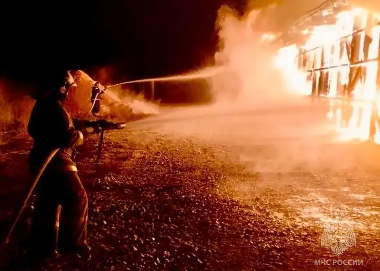 В Алтайском крае горит деревообрабатывающий цех на площади 600 квадратных метров