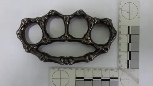 Сувенир не прошёл: в Барнауле у туристов с Пхукета в багаже нашли кастеты