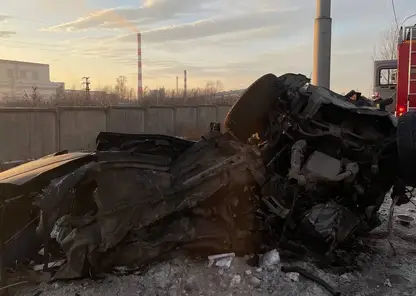 Курсант автошколы на своей машине влетел в столб и насмерть разбился в Красноярске