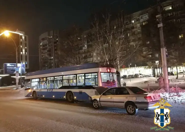 Женщина и ребенок пострадали в ДТП с троллейбусом в Новосибирске