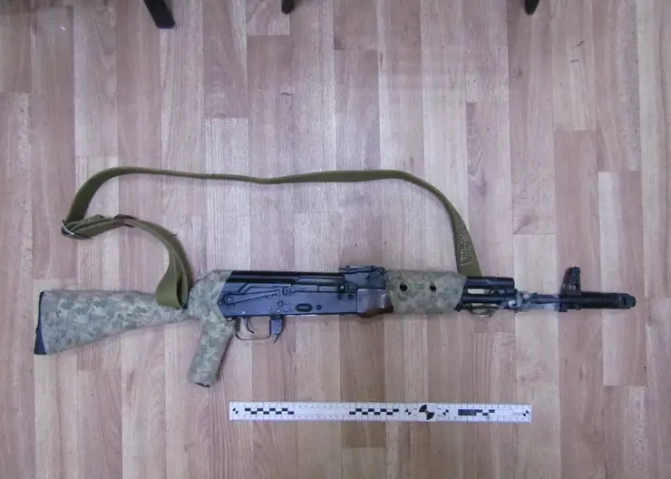 В Октябрьском районе водитель устроил стрельбу из автомата прямо из машины