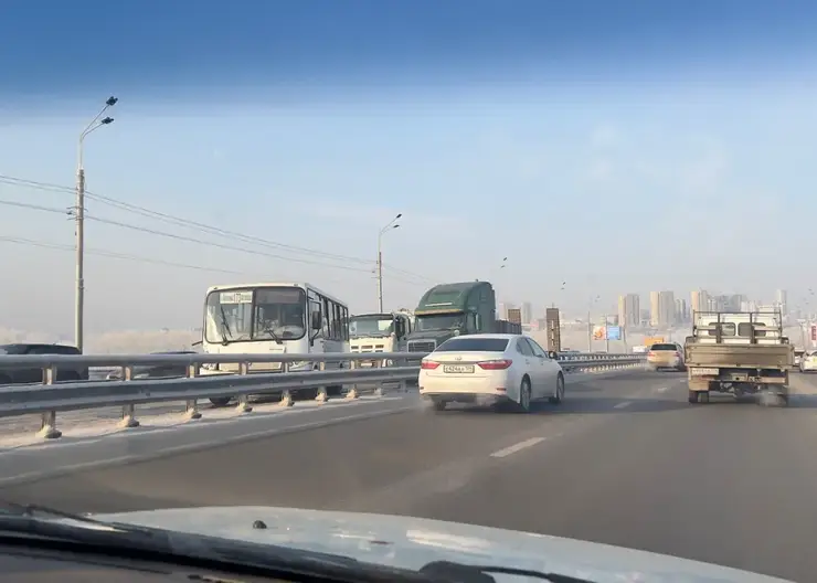 На Октябрьском мосту Красноярска собралась пробка из-за жесткого ДТП с участием автобуса